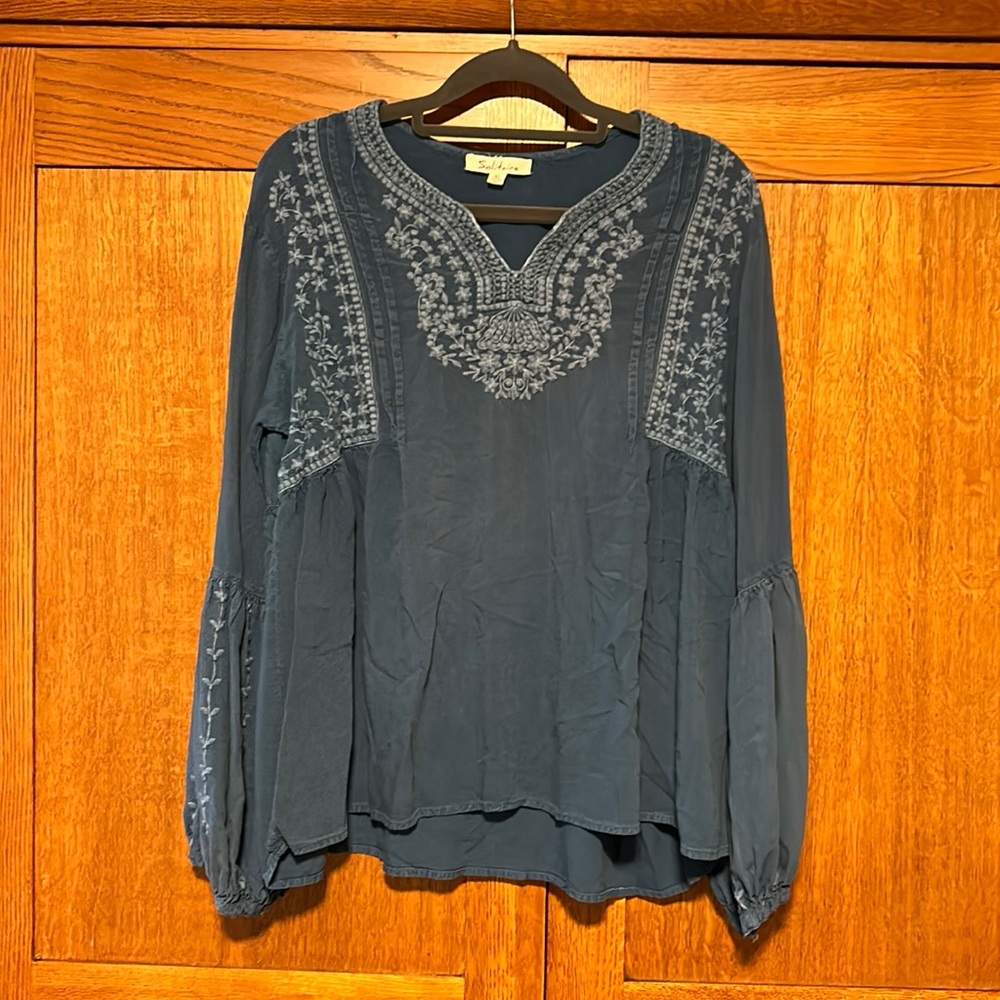 Blue Solitaire XL top with the sleeves the star of the show.